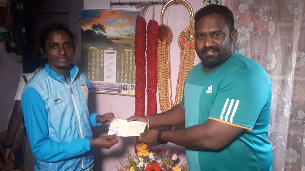 Robo Shankar awards 1 lakh prize to Gomathy Marimuthu